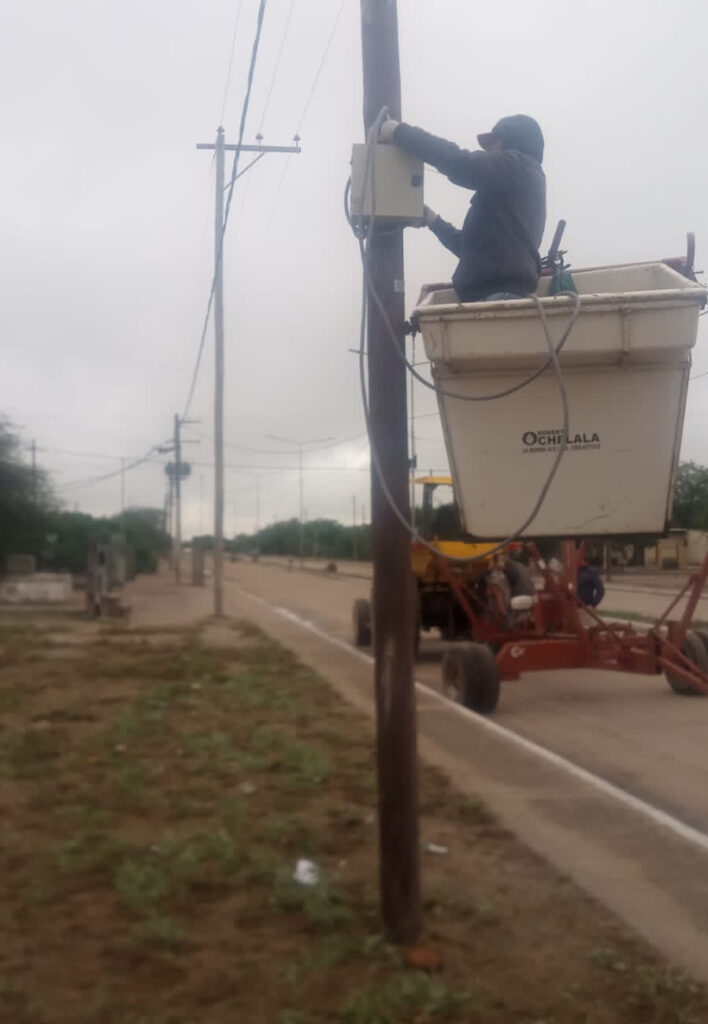 Ejecutan tareas en el tendido eléctrico y luminarias de Colonia El Simbolar