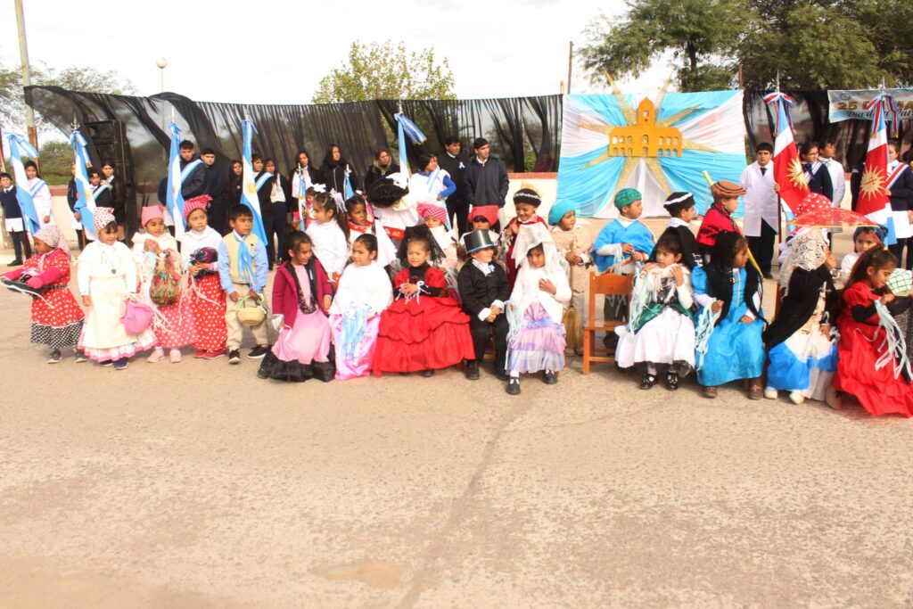 La comunidad de Colonia El Simbolar celebró el 214° aniversario de la Revolución de Mayo