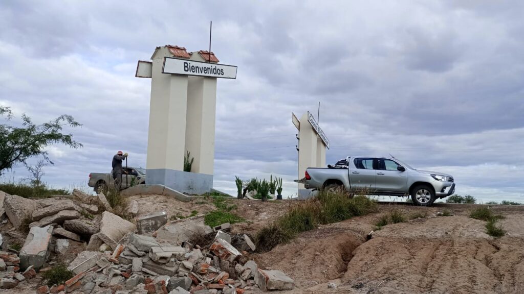 Realizan limpieza y mantenimiento en el acceso principal de Colonia El Simbolar