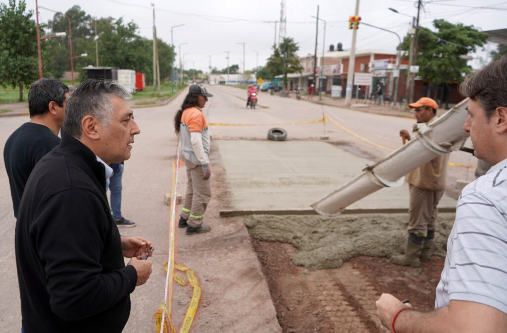 Supervisan la obra de bacheo del barrio san Fernando