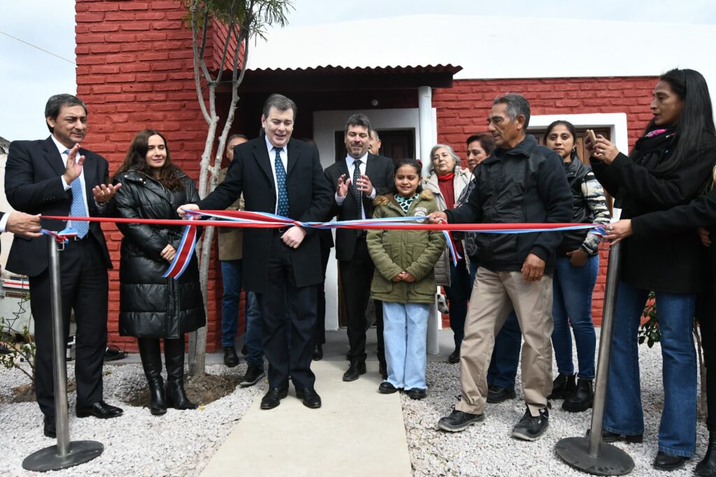 El gobernador entregó viviendas e inauguró obras en el hospital y un nuevo edifico escolar en Suncho Corral El gobernador entregó viviendas e inauguró obras en el hospital y un nuevo edifico escolar en Suncho Corral