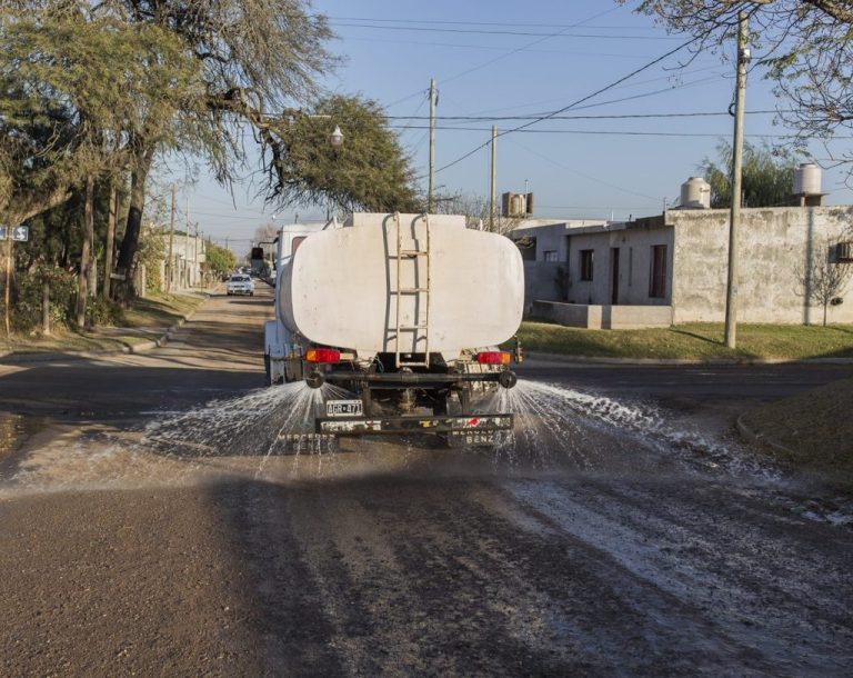 Intensifican trabajos de riego en los barrios de la ciudad