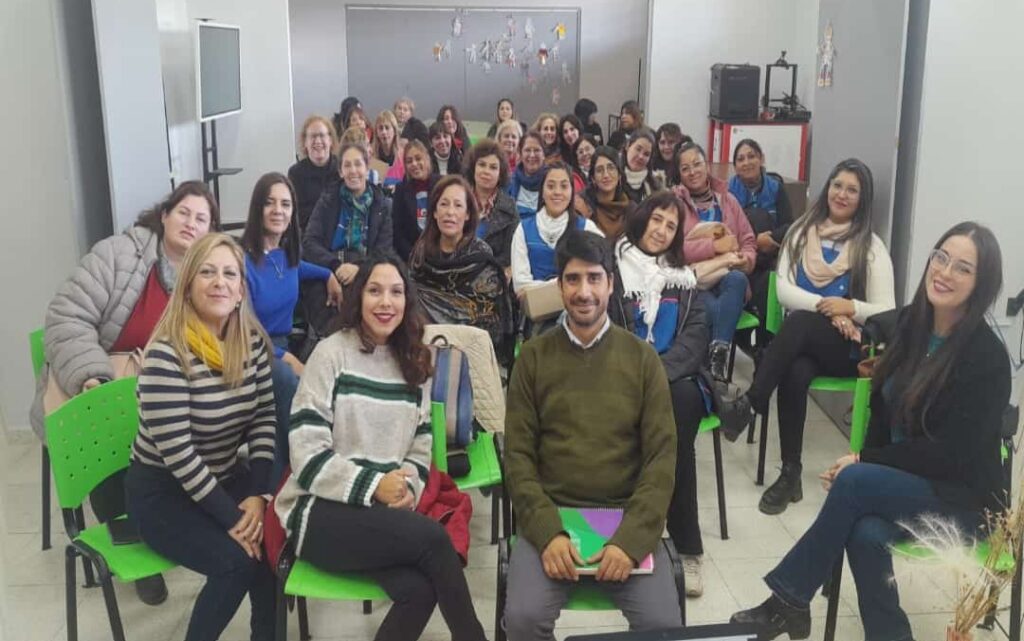 Capacitan a docentes sobre cómo intervenir en casos de violencia infantil en las escuelas
