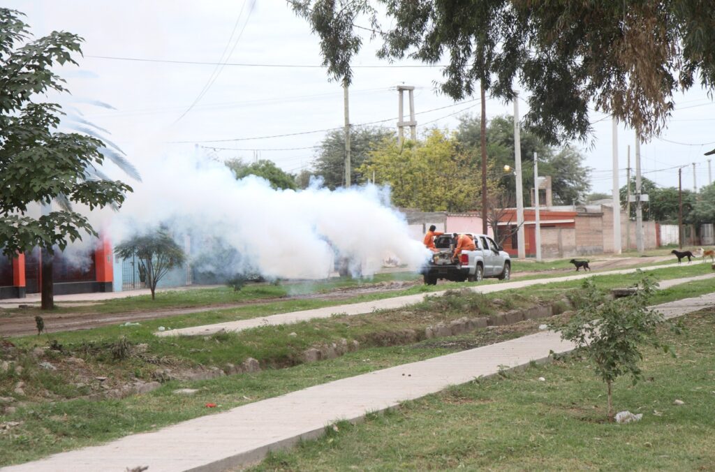 Continúan con los trabajos de fumigación en los barrios bandeños