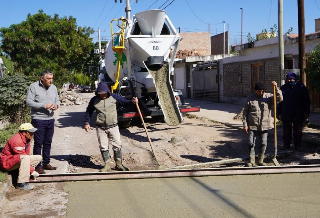 Nediani visitó la reparación de la avenida principal del barrio 25 de Mayo