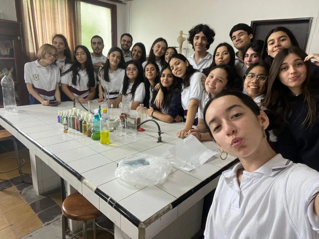 Estudiantes santiagueños crearon un repelente para aplicar y distribuir en el interior