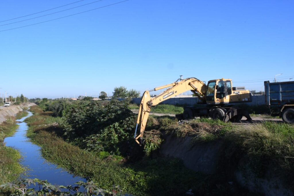 Trabajan en el mantenimiento de un desagüe del barrio Ejército Argentino