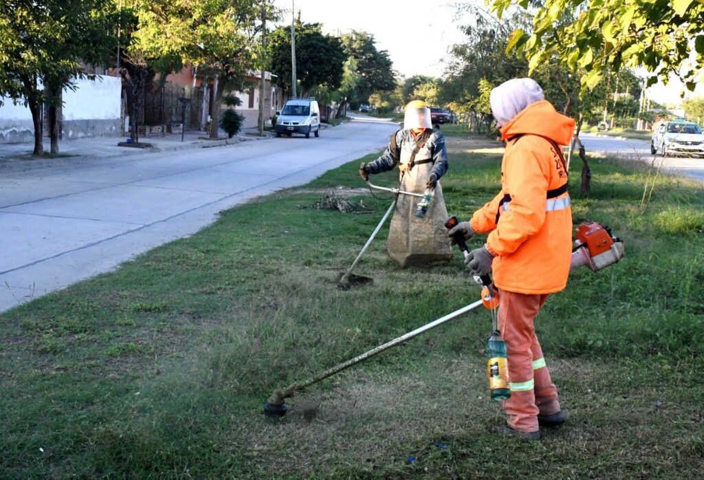 Capital: Continúan los trabajos de limpieza y desmalezamiento Capital: Continúan los trabajos de limpieza y desmalezamiento