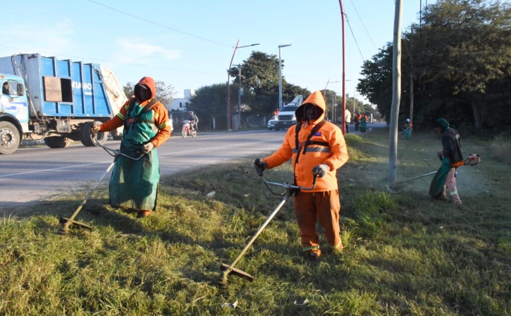 Realizan limpieza y desmalezamiento en un tramo de calle Independencia