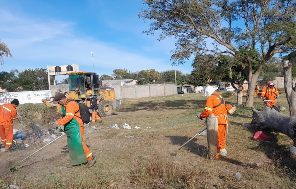 Realizaron tareas de limpieza y desmalezamiento en los barrios La Católica y Jorge Newbery Realizaron tareas de limpieza y desmalezamiento en los barrios La Católica y Jorge Newbery