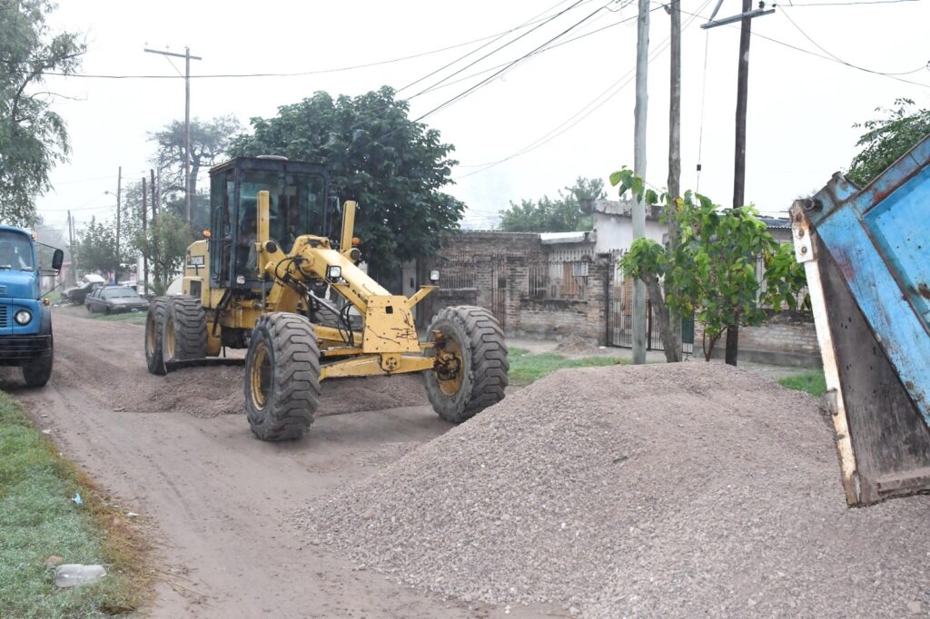 Trabajan para mejorar calles del barrio Reconquista