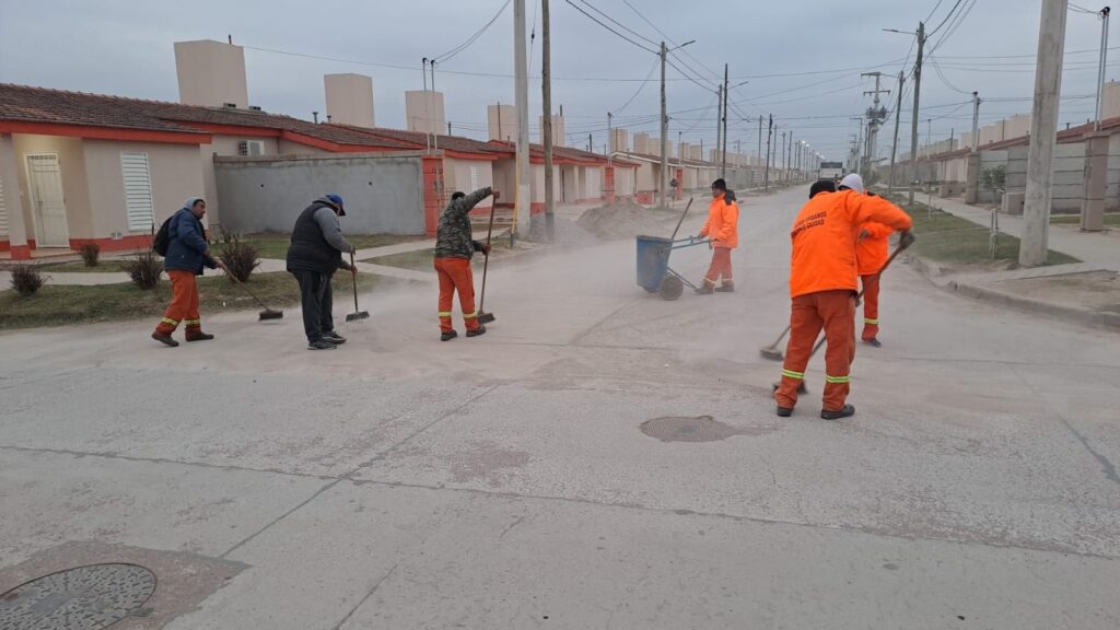 Ejecutan operativos simultáneos de desmalezado y limpieza en Capital