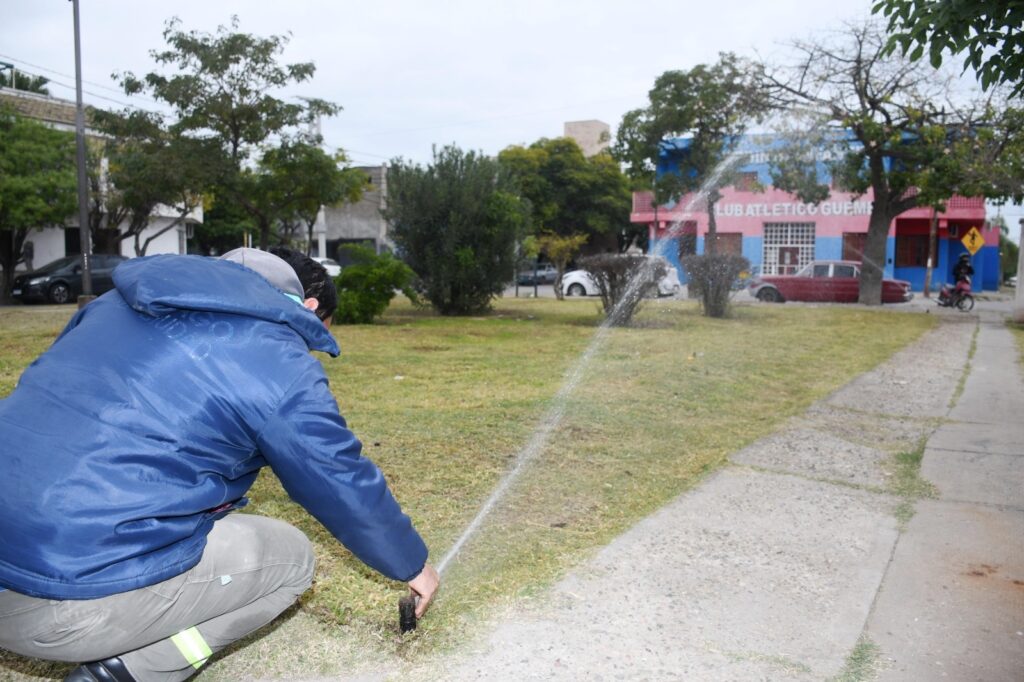 Ponen en funcionamiento el riego por aspersión de la plaza Güemes