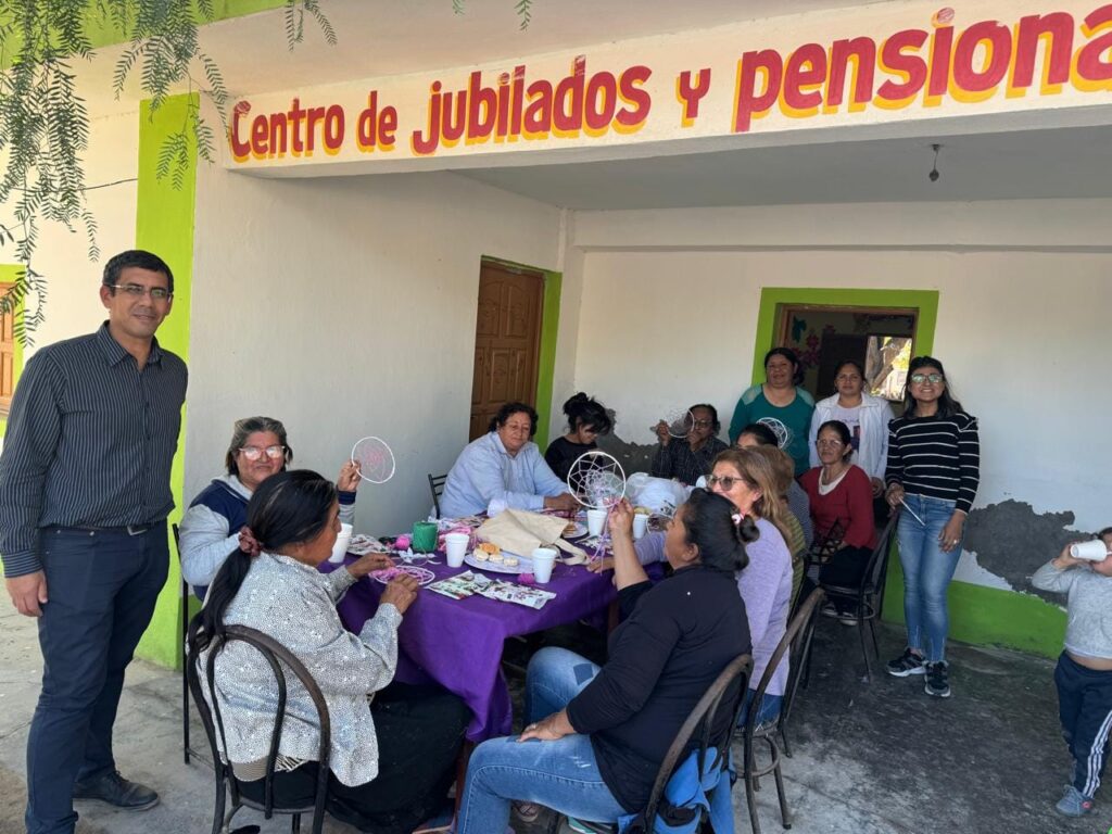 Jubilados de La Cañada participan de un taller de pintura y artesanías