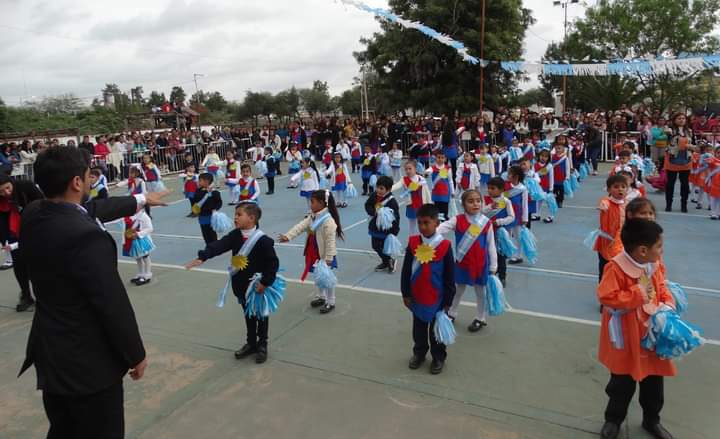 Emotiva promesa de cariño a la Bandera de los chicos de los jardines de Clodomira