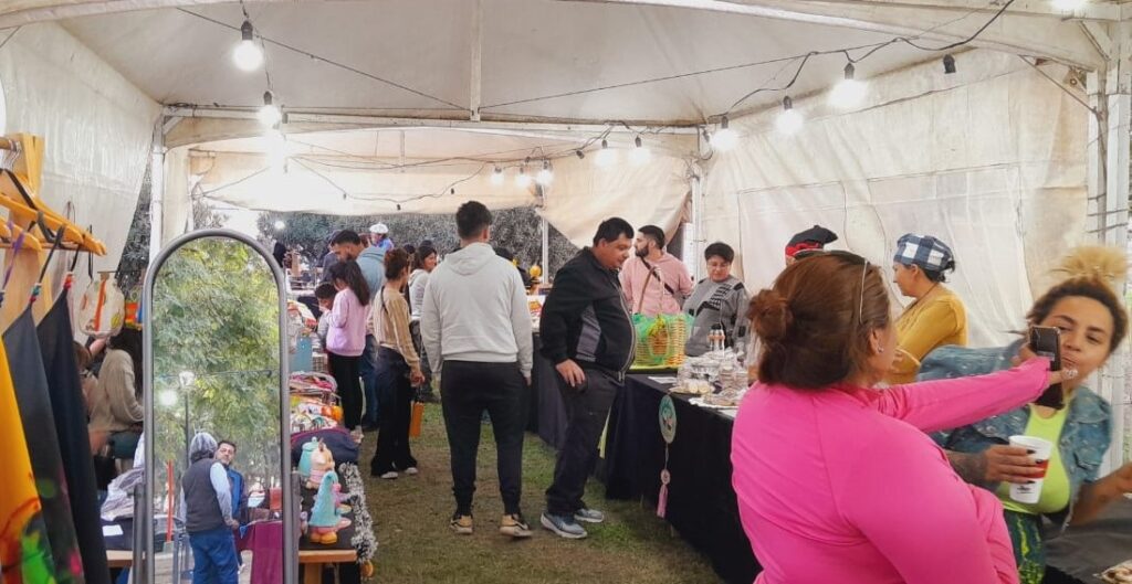 Organizan una feria de artesanos y emprendedores en el parque Aguirre