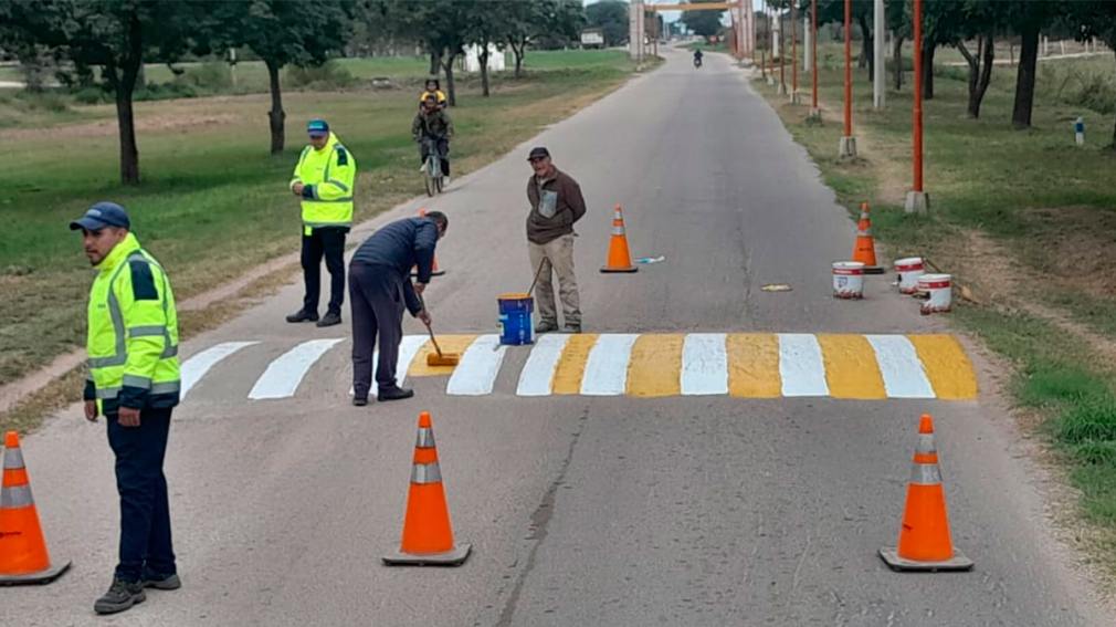 Ejecutan el plan de señalización en calles del centro y barrios de Fernández