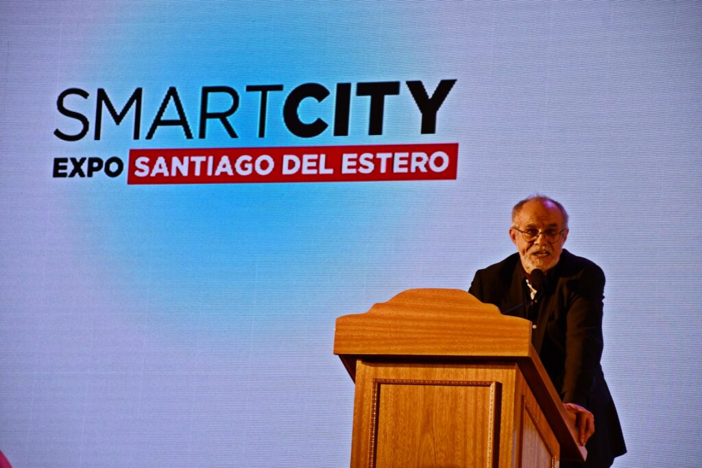El científico urbanista Carlos Moreno abordó el innovador concepto de “Ciudad de 15 minutos”