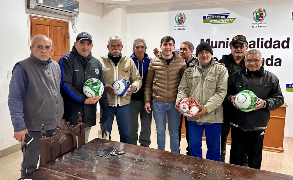 La Municipalidad entregó elementos deportivos a equipos de fútbol amateur