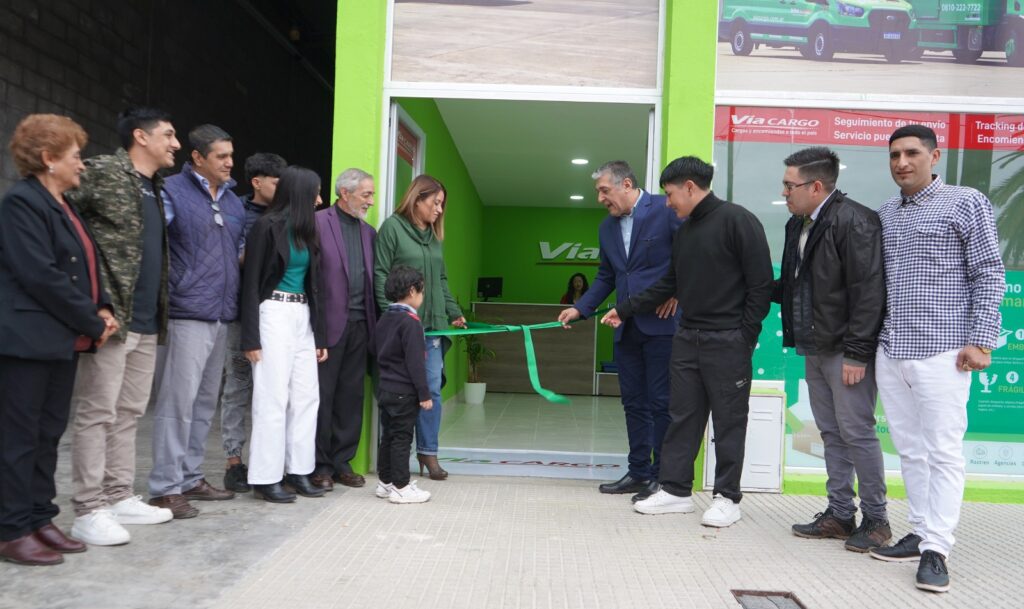 Nediani en la inauguración de un nuevo local de empresa de encomiendas y cargas en La Banda Nediani en la inauguración de un nuevo local de empresa de encomiendas y cargas en La Banda