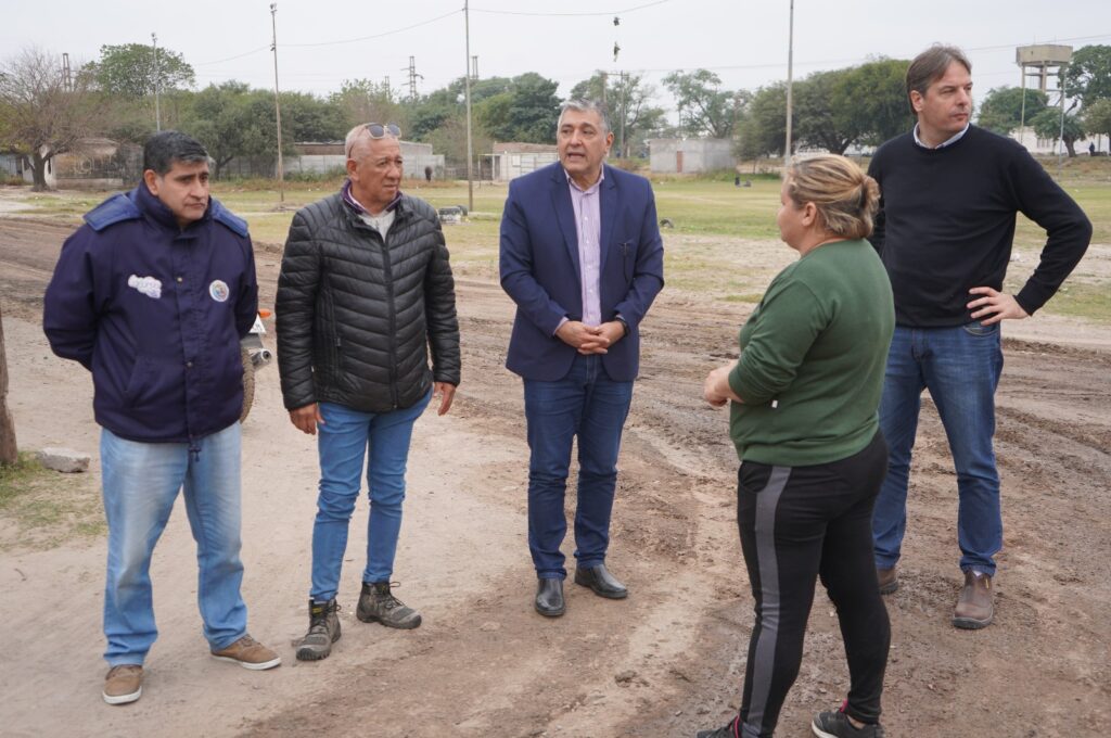 El intendente visitó las mejoras que se desarrollan en el barrio La Isla