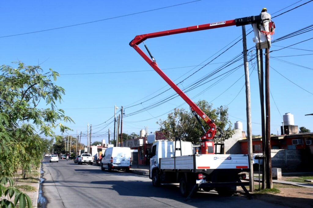 Realizan la reconversión del alumbrado público al sistema LED en el barrio Saint Germés