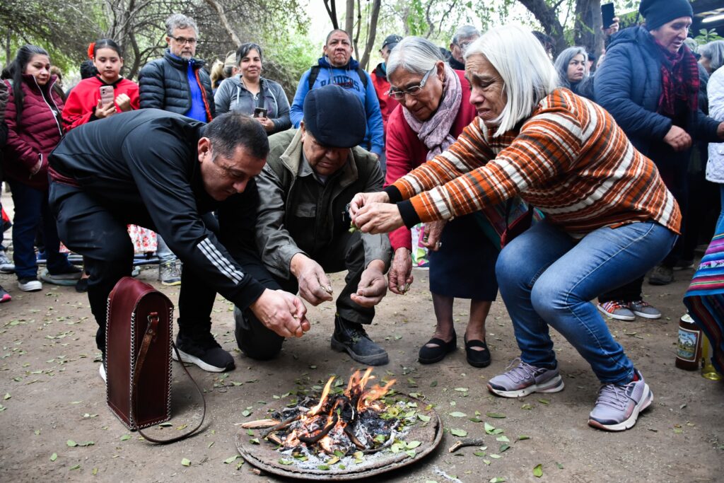 Con el ancestral rito de la Pachamama, Santiago palpita la Marcha de los Bombos
