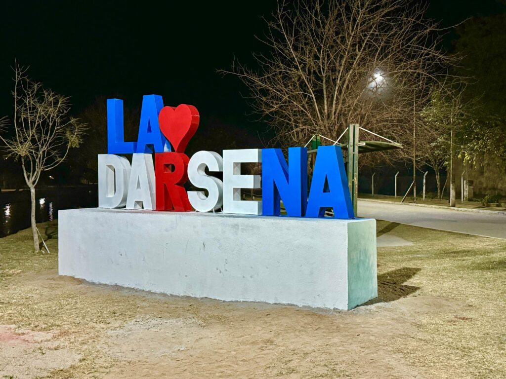 La Dársena presenta su nuevo cartel de entrada sobre ruta 8