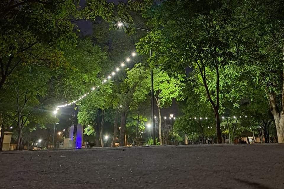 Quimilí: Trabajan para optimizar el sistema de iluminación en plaza San Martín