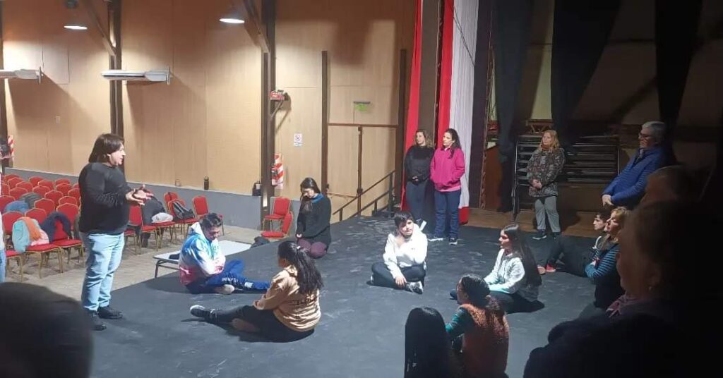 Bandera: Con más de 30 inscriptos comenzó un taller de Teatro en el Centro Cultural