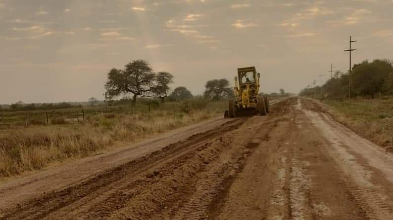 Trabajan en la reparación de un tramo de la Ruta Nacional 98 cercana a la ciudad de Pinto