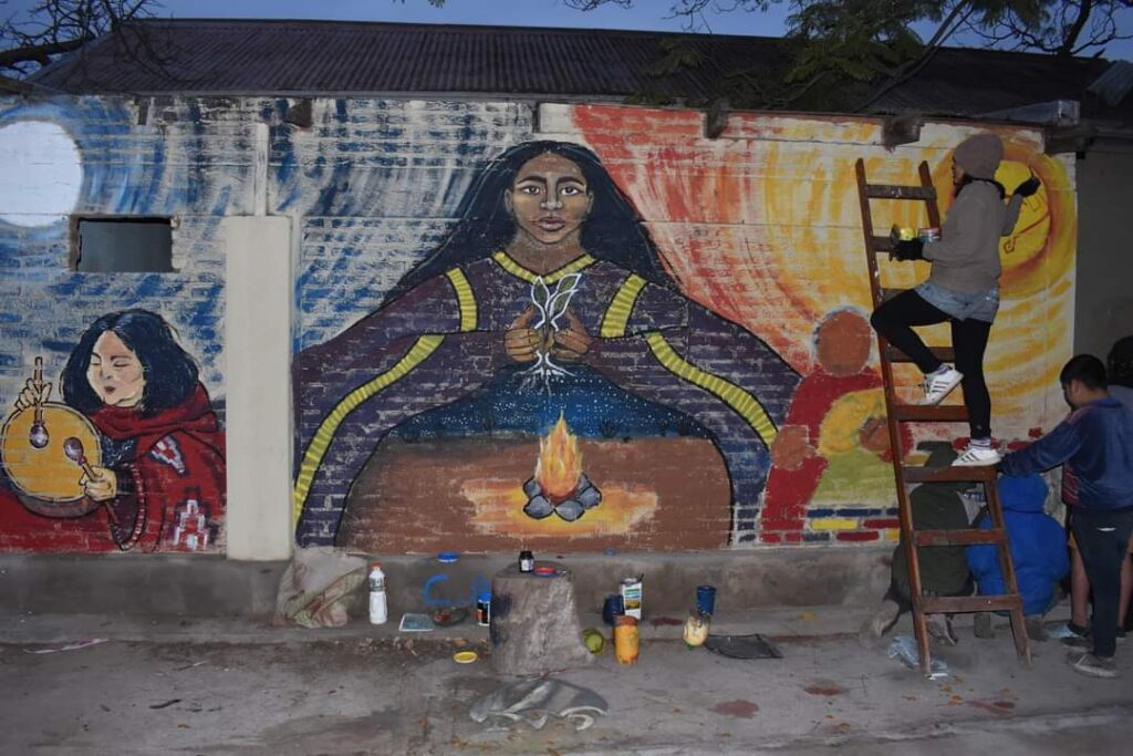 Joven muralista plasmó su arte y le dio vida a una vieja construcción del ferrocarril de Fernández Joven muralista plasmó su arte y le dio vida a una vieja construcción del ferrocarril de Fernández