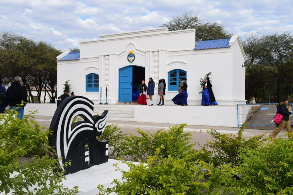 Añatuya: En el día de la Independencia, inauguraron una réplica de la Casa de Tucumán