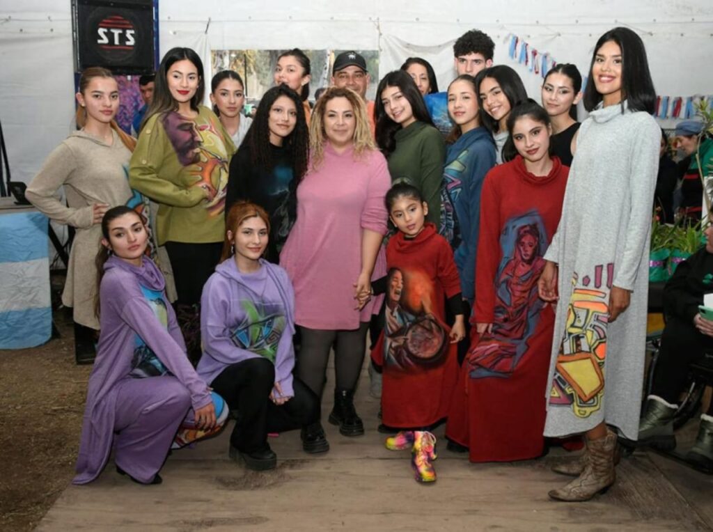 La diseñadora Naisha deslumbró con su nueva cápsula de indumentaria en el Feria Artesanal 2024 La diseñadora Naisha deslumbró con su nueva cápsula de indumentaria en el Feria Artesanal 2024