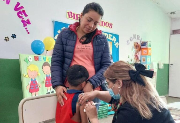 Vacunación a alumnos de la escuela y jardín de infantes Bernardo O’Higgins N°67