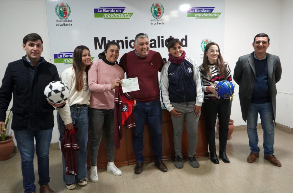 El equipo femenino de fútbol del Club Atlético Sarmiento fue recibido en el municipio