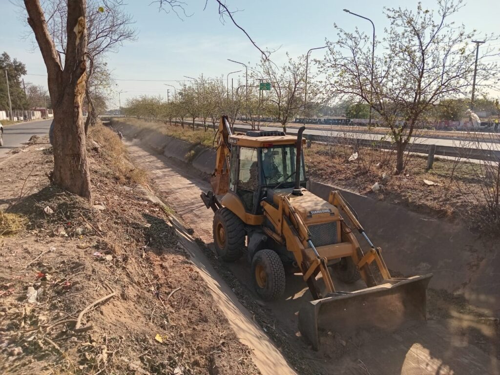 Trabajan en la limpieza del desagüe de Avenida Lugones