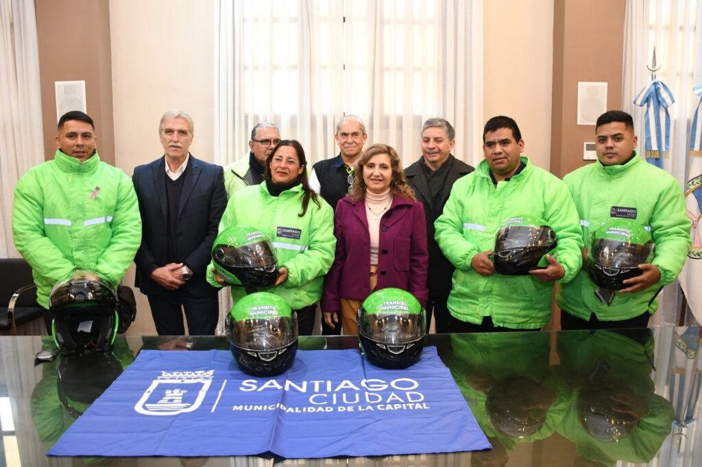 Entregaron cascos a inspectores motorizados de Tránsito