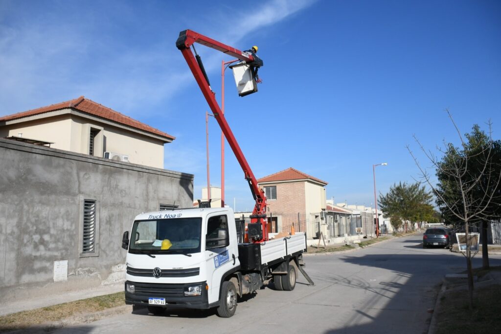 Trabajan en la reconversión de luminarias en el barrio Lomas del Golf