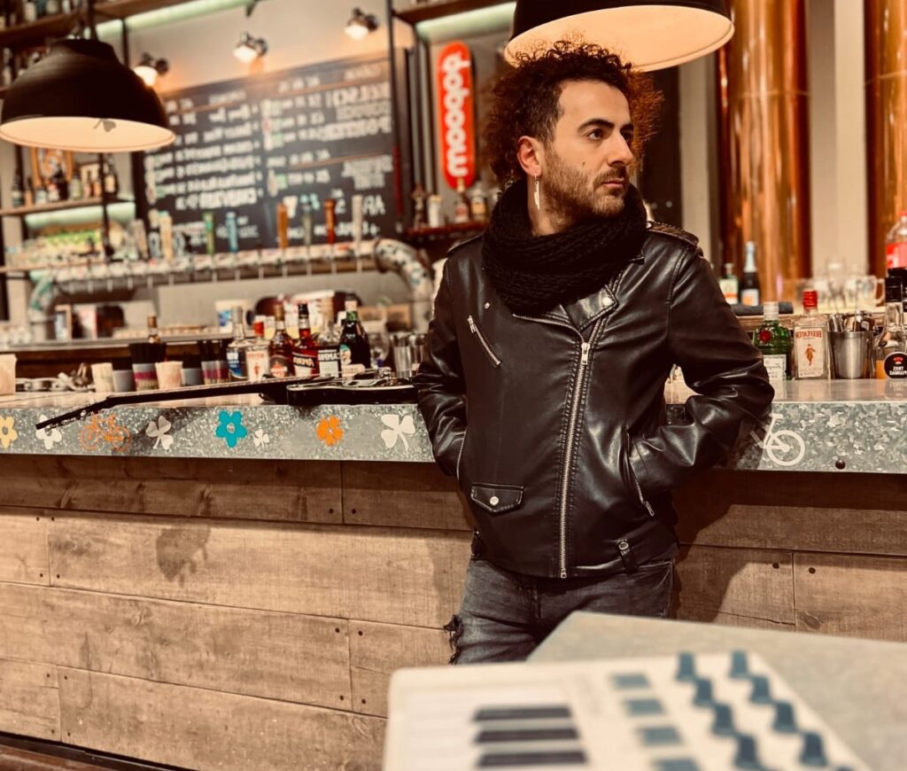 Monsenior Terrenal lleva su propuesta musical a la cervecería Antares Monsenior Terrenal lleva su propuesta musical a la cervecería Antares