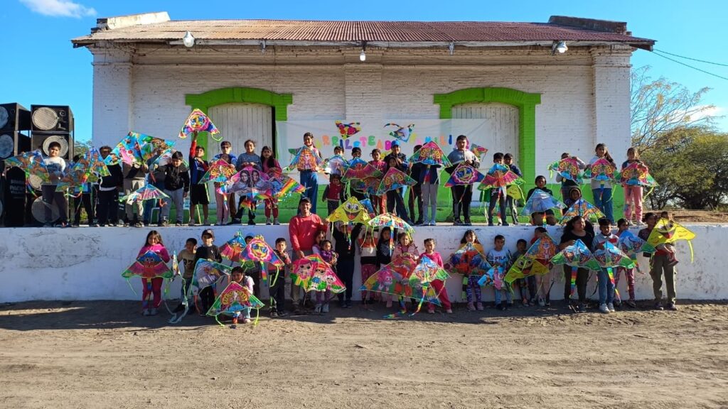 La Cañada cerró el Mes de la Niñez con una barrileteada que tiñó el cielo de colores
