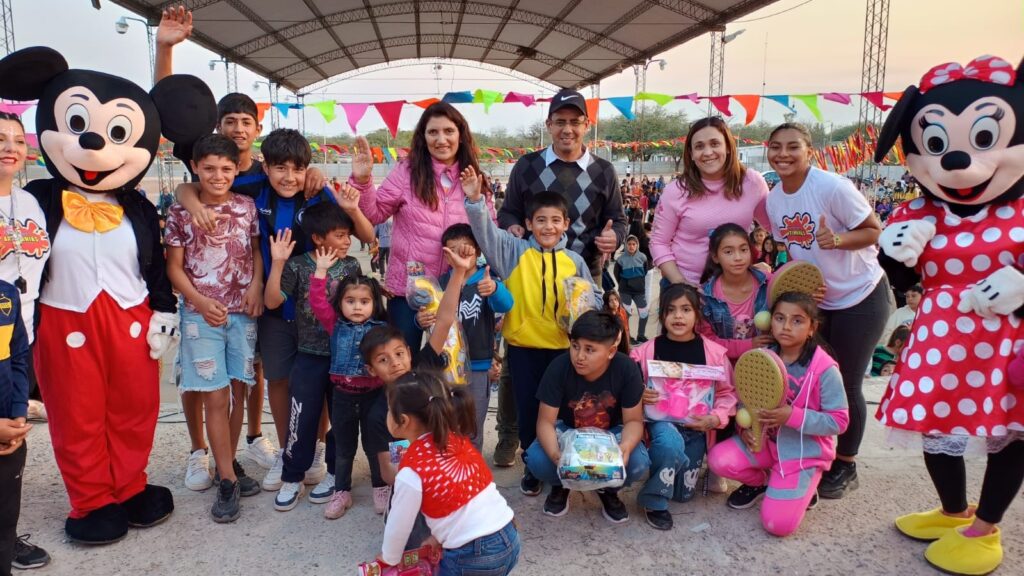 Con sorteos, chocolatada y regalos, La Cañada celebró el “Día del Niño