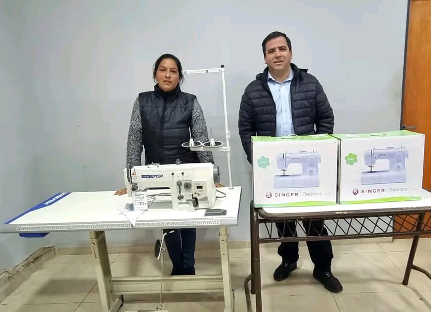 Clodomira abre el taller gratuito de corte y confección “Rompiendo moldes”