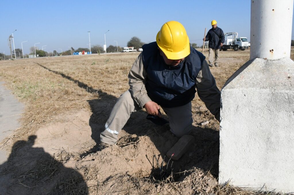 Trabajan para reestablecer el servicio del alumbrado público en el acceso oeste