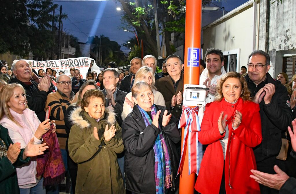 Habilitaron la nueva iluminación Led en el barrio Parque Habilitaron la nueva iluminación Led en el barrio Parque