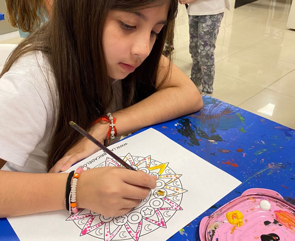 Taller gratuito “El arte de transformar: mandalas en colgantes”