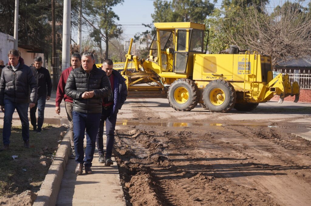 Ejecutan obras y ponen a punto el barrio Los Lagos para celebrar la Fiesta de la Abuela