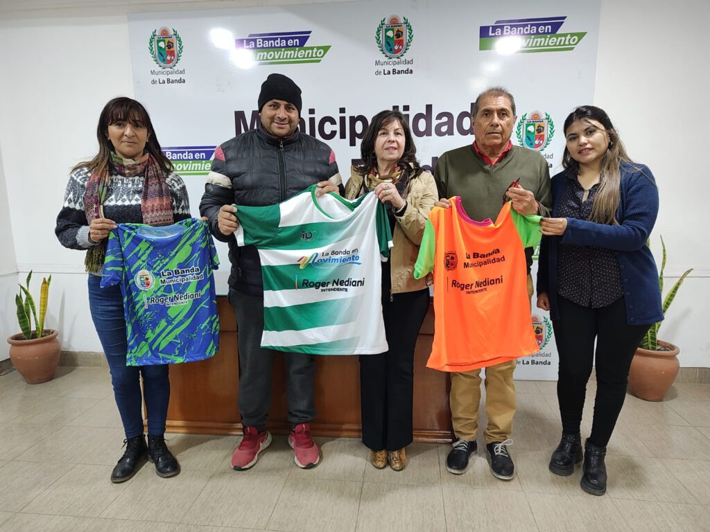 La “Escuelita de Fútbol” del B° Río Dulce recibió la donación de camisetas