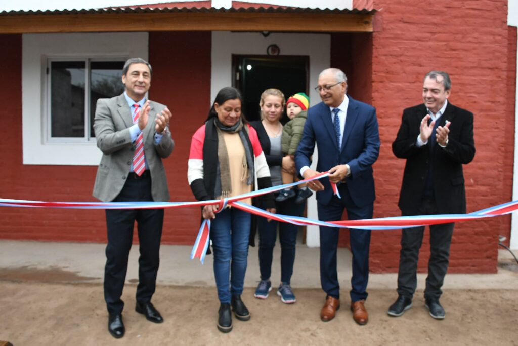 Entregan viviendas sociales en Árraga y un camión cisterna para la comisión municipal