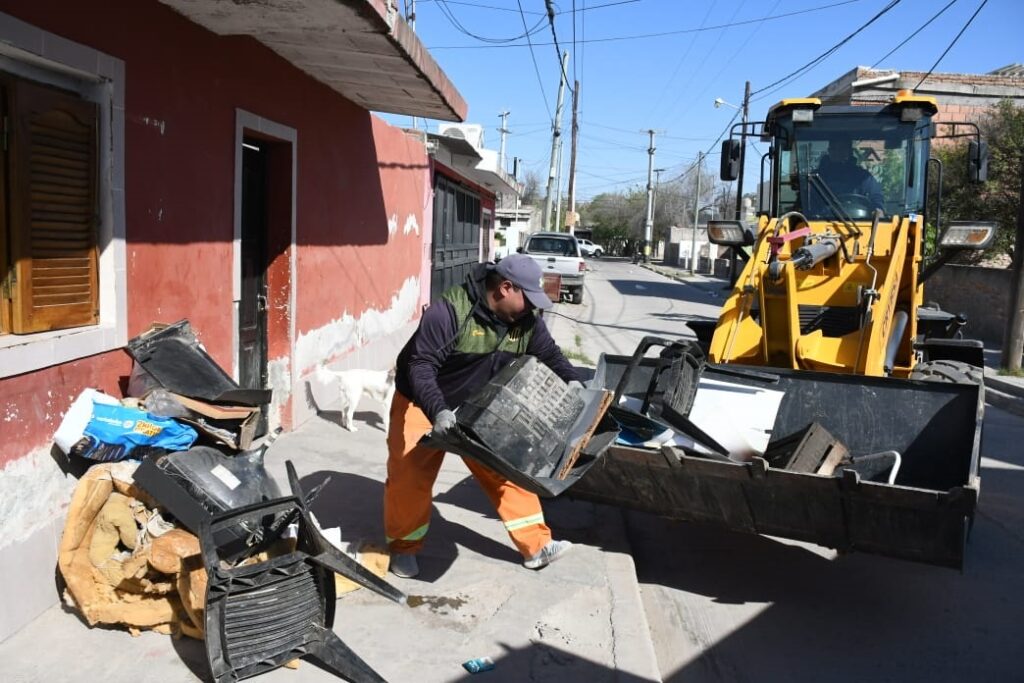 Continúan los operativos preventivos de descacharreos para evitar criaderos de mosquitos